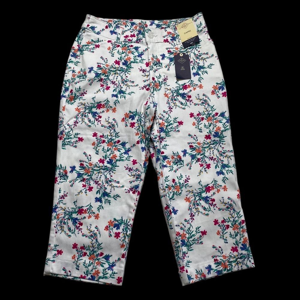 NWT St. John’s Bay Secretly Slender Mid Rise White Floral Capri Pants Sz 6